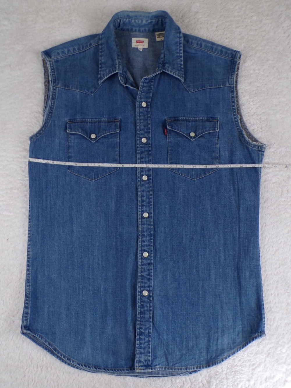 Levi's sleeveless western denim shirt Men's Size M pearl snap button fasteners - Picture 2 of 8